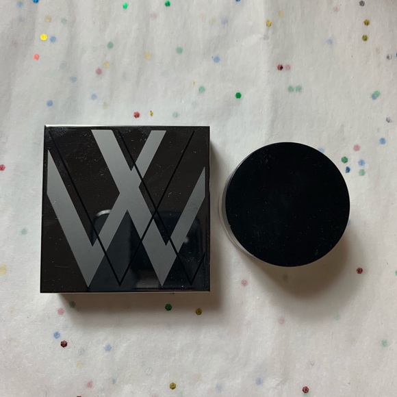 Lise Watier Eyeshadow and Dermablend illuminating banana powder - Picture 1 of 5